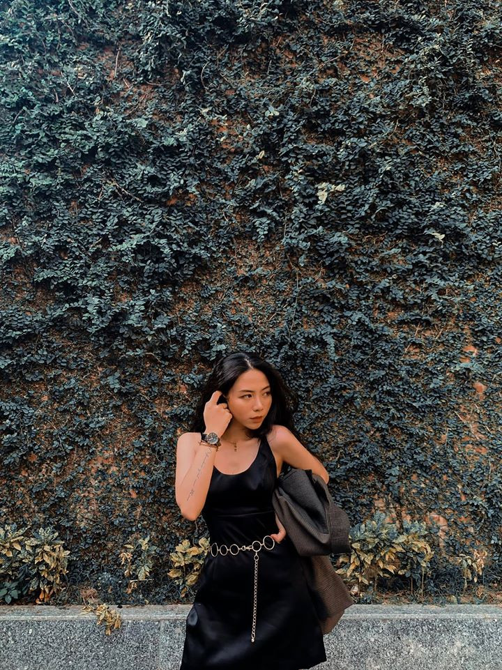 Cháu gái của cố PGS Văn Như Cương cũng rất biết cách lựa chọn trang phục để "giấu" đi chiều cao khiêm tốn.