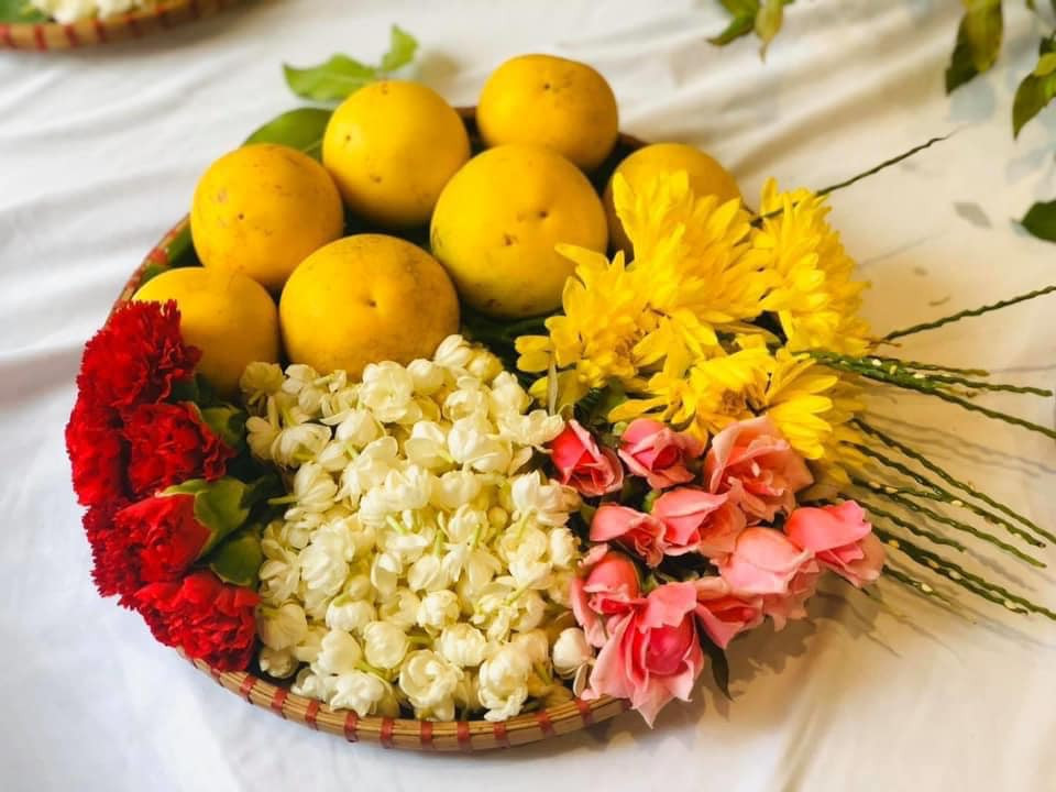 Thị trường đang có bán nhiều loại mẹt hoa quả lễ sắp sẵn với giá cả rất đa dạng với những cái tên rất kêu như "Cô Tấm", "Hương Quê" hay "Vu Lan", mẹt hoa "Quan Âm"...