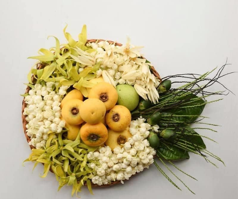 Tùy vào số lượng các loài hoa và quả được chọn mà mỗi mẹt lễ có giá từ vài chục nghìn đến cả triệu đồng.