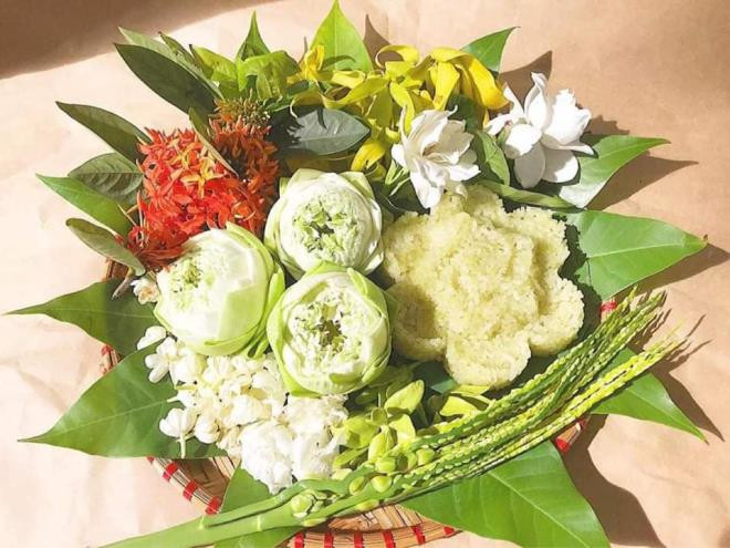 Một mẹt hoa xinh xắn gồm đĩa xôi và các loại hoa bày trí đan xen.