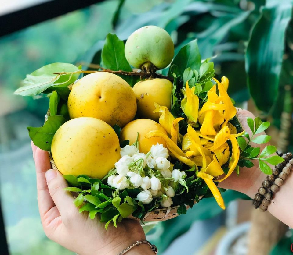 Trong đó, phổ biến nhất và có giá dễ chịu là mẹt hoa gồm cúc vàng, hồng thơm, hoa nhài và quả thị.