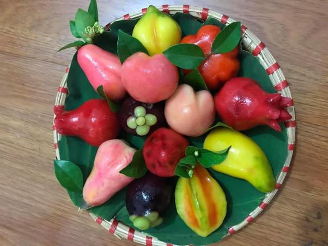 Bên cạnh mẹt hoa quả, năm nay, mẹt bánh đậu xanh hoa quả cũng được nhiều người tìm mua để sắm lễ cúng Rằm tháng 7.