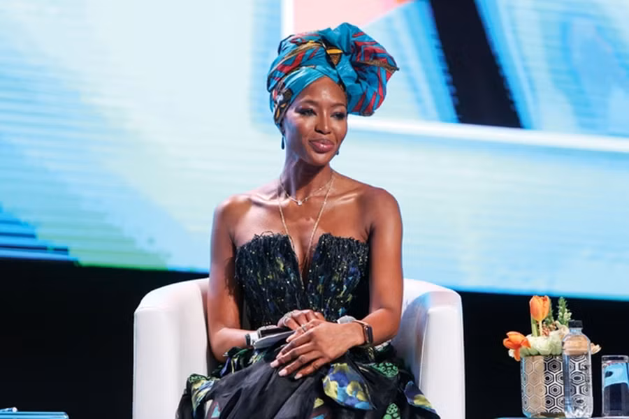 Dù đã qua thời kỳ đỉnh cao sự nghiệp từ lâu nhưng siêu mẫu Naomi Campbell vẫn không ngừng được nhiều người săn đón. Ảnh: Internet. Mời độc giả theo dõi video "Minh Hằng chia sẻ về phong cách thời trang". Nguồn: VTC.