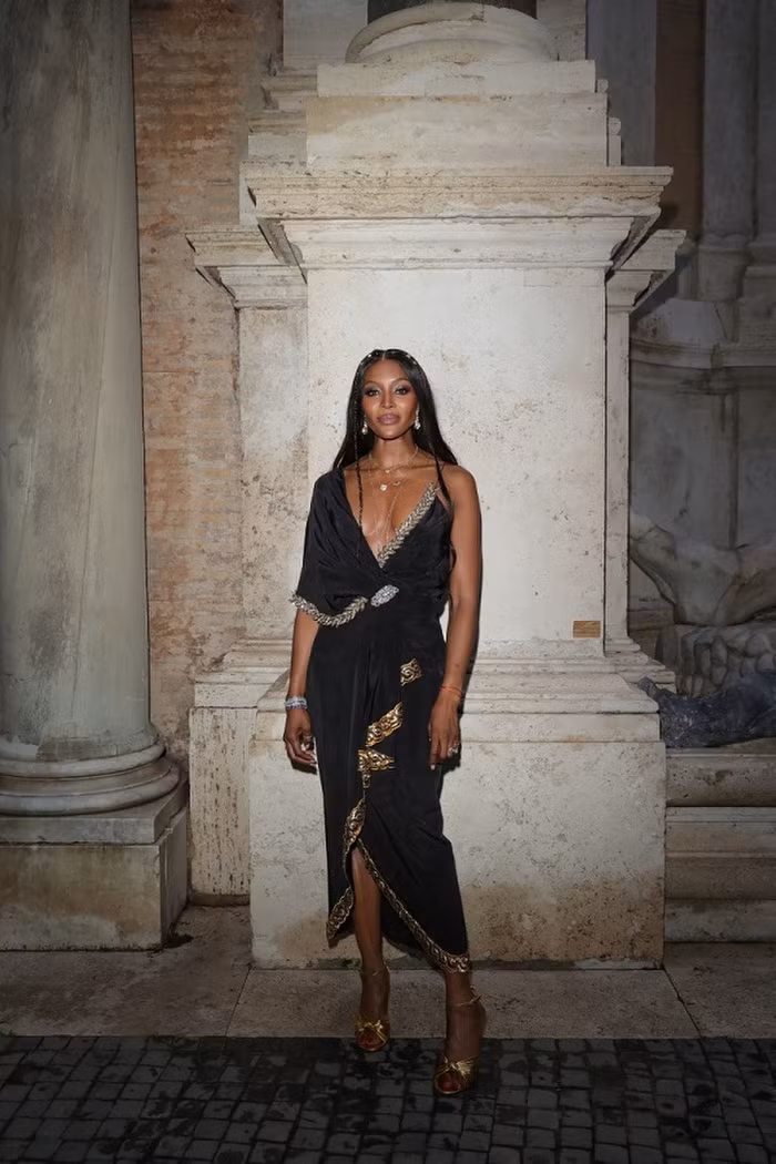 Báo đen làng mẫu xuất hiện tại show Gucci Crusei 2020 trong chiếc váy đen mang hơi hướng "Thần thoại Hy Lạp” thuộc BST Cruise 2020 của Gucci.