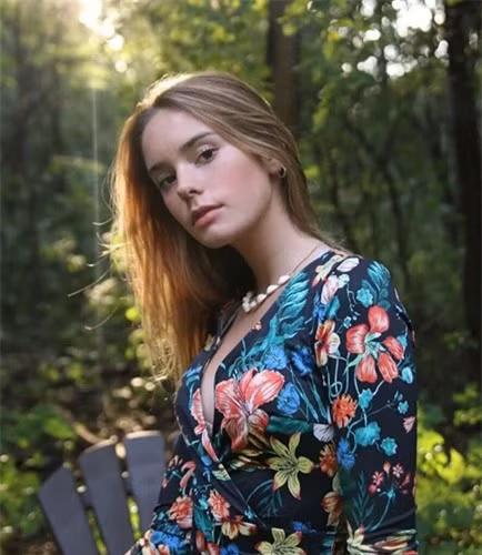 Nữ thần quần vợt Nga diện chiếc đầm xẻ ngực sâu cực quyến rũ.