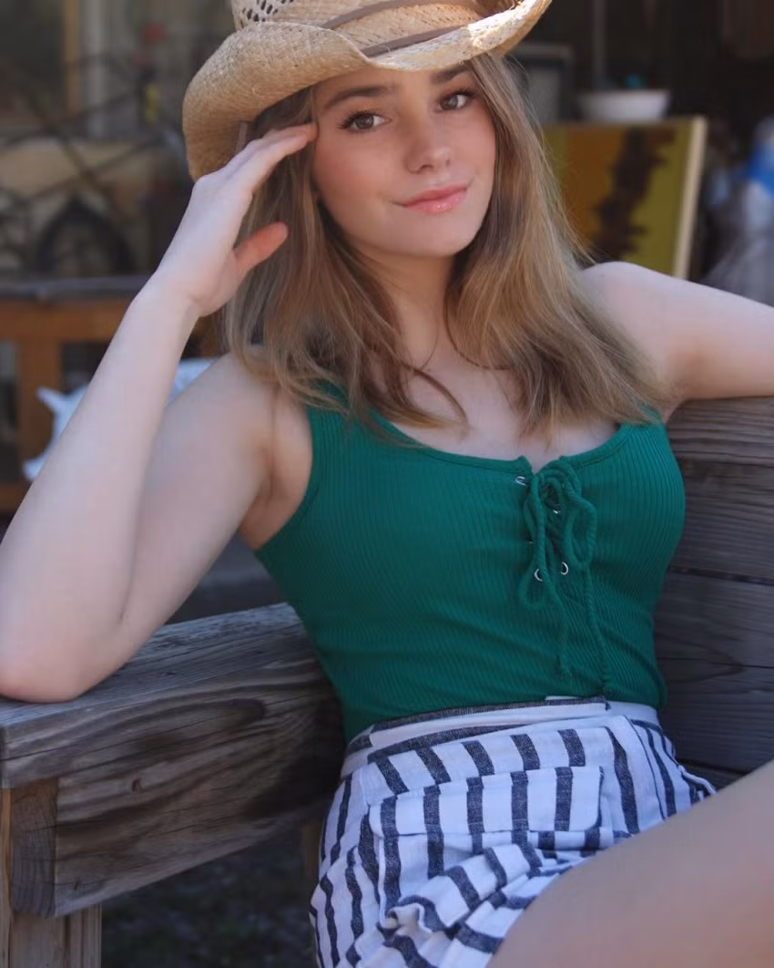 Cách phối đồ trẻ trung giúp tôn vóc dáng cực gợi cảm của thiếu nữ 15 tuổi.