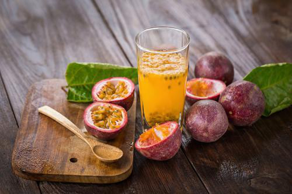 Theo các chuyên gia, để sử dụng chanh leo một cách hiệu quả, phát huy hết tác dụng của loại quả này, cần lưu ý. Mỗi ngay chỉ nên dùng từ 1 đến 2 quả chanh leo, chia nhỏ liều lượng ra nhiều thời điểm trong ngày. Không uống nước chanh leo quá chua hoặc quá ngọt vì sẽ làm hại dạ dày. Ảnh: Boldsky, Internet. 