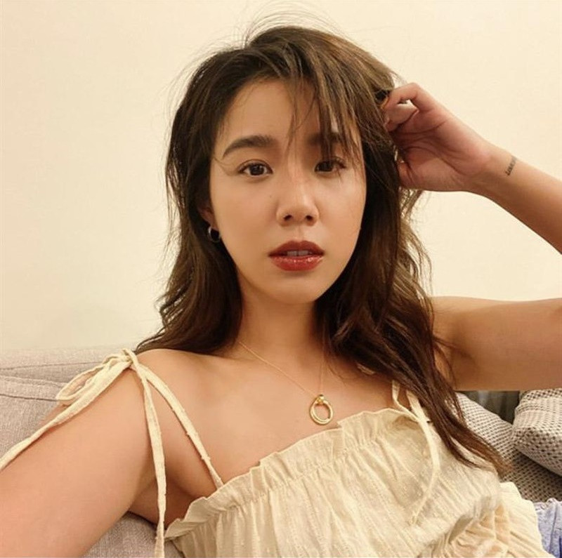 Trên trang cá nhân, nữ người mẫu 1995 thường xuyên diện trang phục gợi cảm, tạo dáng sexy, quyến rũ khoe thân hình bốc lửa.