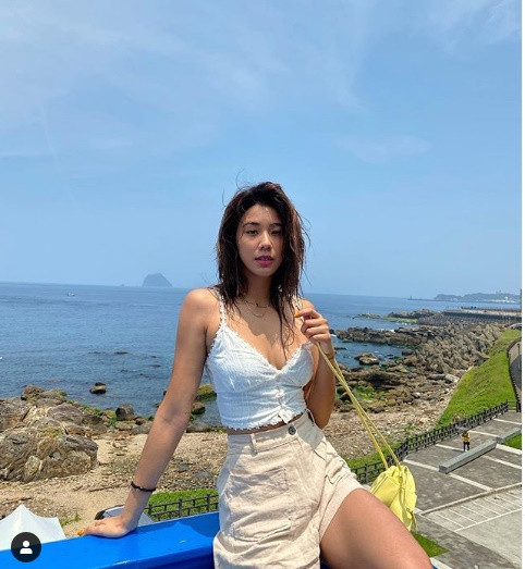 Nữ mẫu 25 tuổi phối bratop với quần short cực sành điệu và quyến rũ.