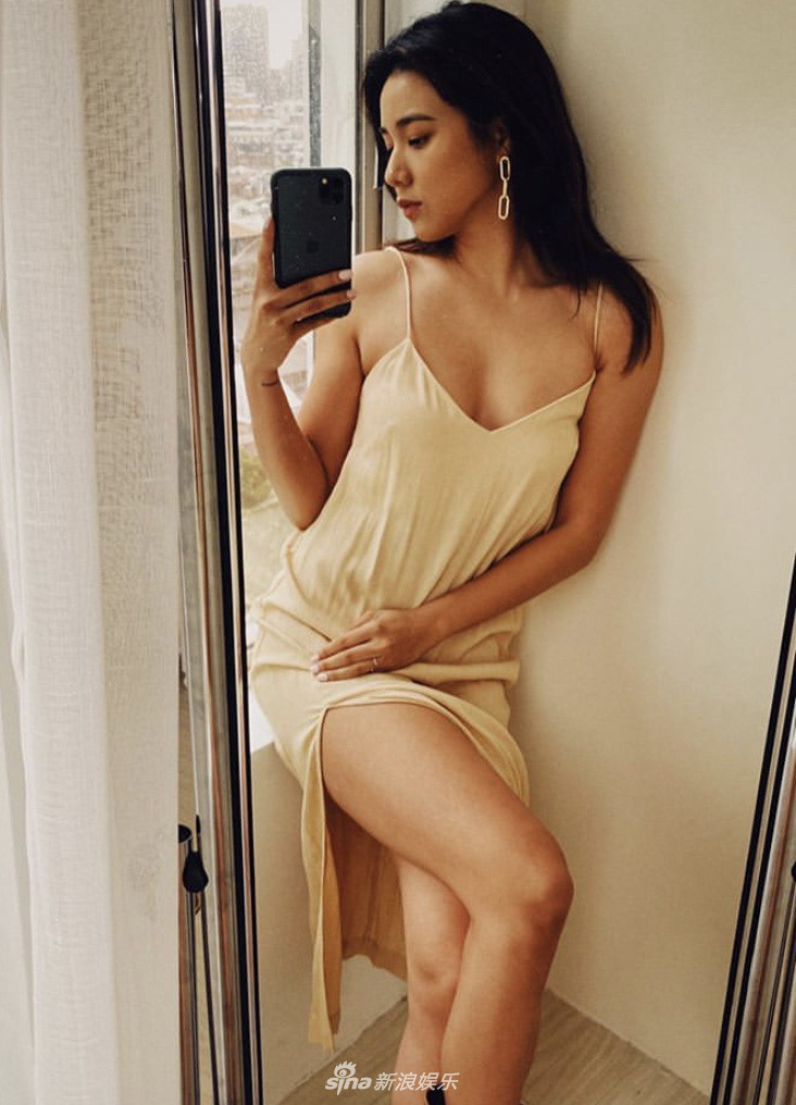 Trần Di An sở hữu thân hình nóng bỏng và vòng ngực khủng hấp dẫn nên cô tự tin mặc váy áo hở bạo phô hình thể.