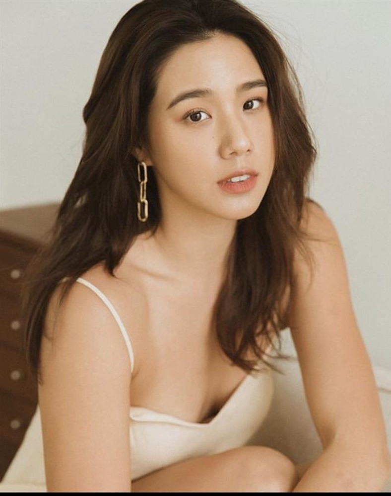 Sau khi có nghi vấn, Trần Di An cũng chia sẻ rằng bản thân không có mối quan hệ thân mật nào đi quá giới hạn với chồng Chung Hân Đồng. Nữ người mẫu bị đồn là “tiểu tam” ngoài đời có gu ăn mặc gợi cảm và sexy vô cùng.