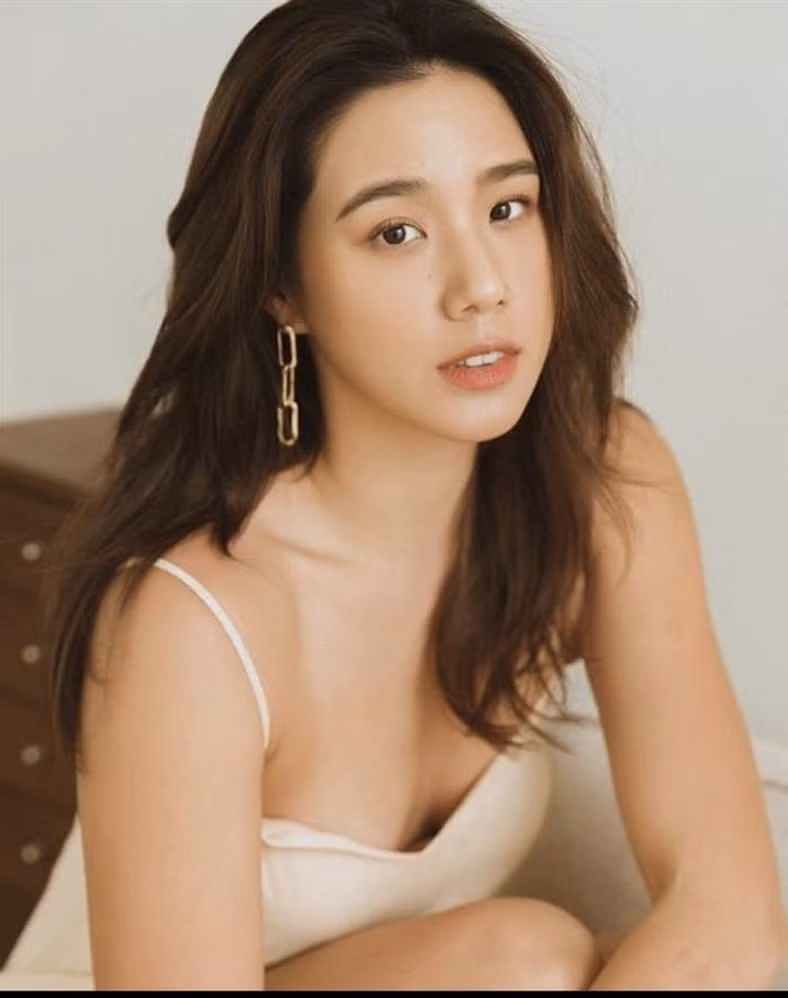 Sau khi có nghi vấn, Trần Di An cũng chia sẻ rằng bản thân không có mối quan hệ thân mật nào đi quá giới hạn với chồng Chung Hân Đồng. Nữ người mẫu bị đồn là “tiểu tam” ngoài đời có gu ăn mặc gợi cảm và sexy vô cùng.