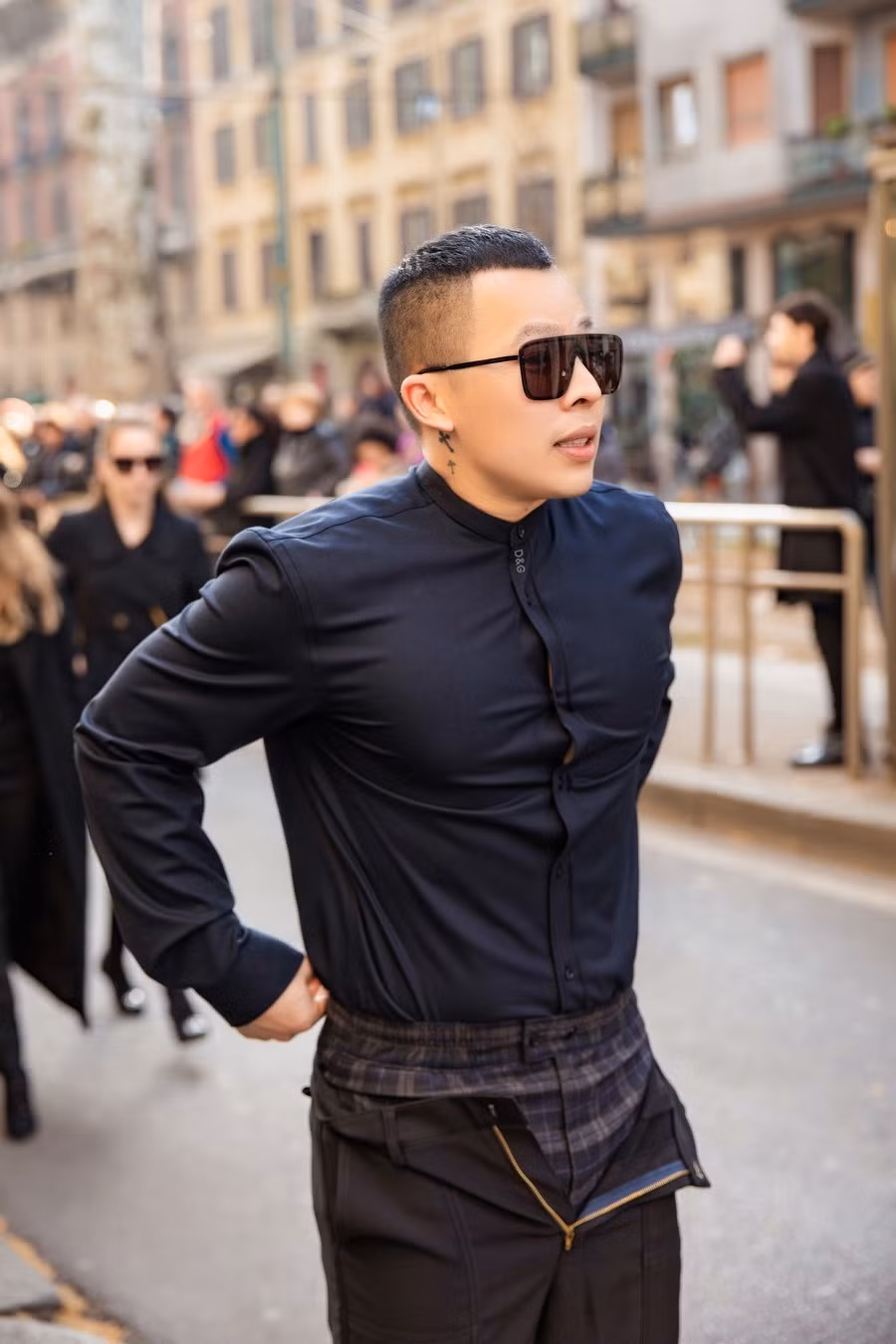 Mới đây, Vũ Khắc Tiệp khiến làng mốt thế giới chú ý khi diện mốt quần tụt không kéo khóa, mix cùng áo sơ mi thanh lịch. Sự kết hợp tưởng chừng lạc quẻ này lại mang đến hiệu ứng bất ngờ cho "ông bầu".