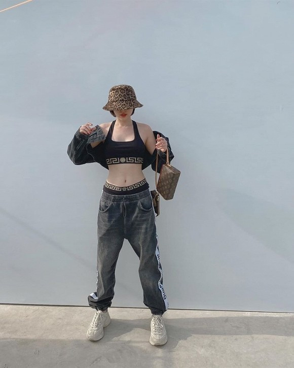 Tóc Tiên diện mốt quần tụt cực khỏe khoắn và cá tính.