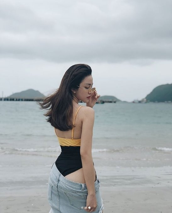 Mặc quần tụt không kéo khóa bên ngoài áo tắm, Thiên Nga The Face lại bị cư dân mạng chê vì góc chụp hở bạo.