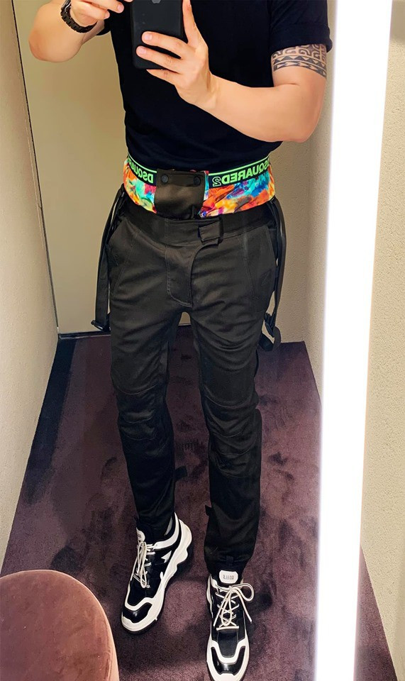 Trước đây, ông bầu Vũ Khắc Tiệp cũng gây sốt khi diện mốt quần ngoài trễ nải lộ quần trong 7 sắc cầu vồng.