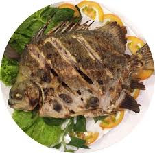 Cách thưởng thức món cá nướng nguyên thủy cũng đơn giản như cách chế biến. Gỡ lớp da cá, lộ ra phần thịt cá hói trắng ngần, dày, thơm nức, bốc khói nghi ngút chắc hẳn làm hài lòng bất cứ thực khách khó tính nào.