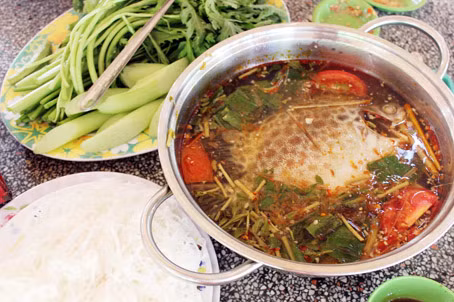 Cá hói cắt khúc dày khoảng 2 - 3cm hoặc để nguyên con khía thịt 2 mặt. Uớp cá với bột canh, bột nêm, vài lát ớt. Bày nồi lẩu cá ra, giữa xếp cá, rau bên cạnh, đợi nước lẩu sôi thì thả cá vào. Khi ăn, nhúng kèm rau. Ảnh: Internet. Video "Chế biến món ngon từ nấm đông cô". Nguồn: VTC.