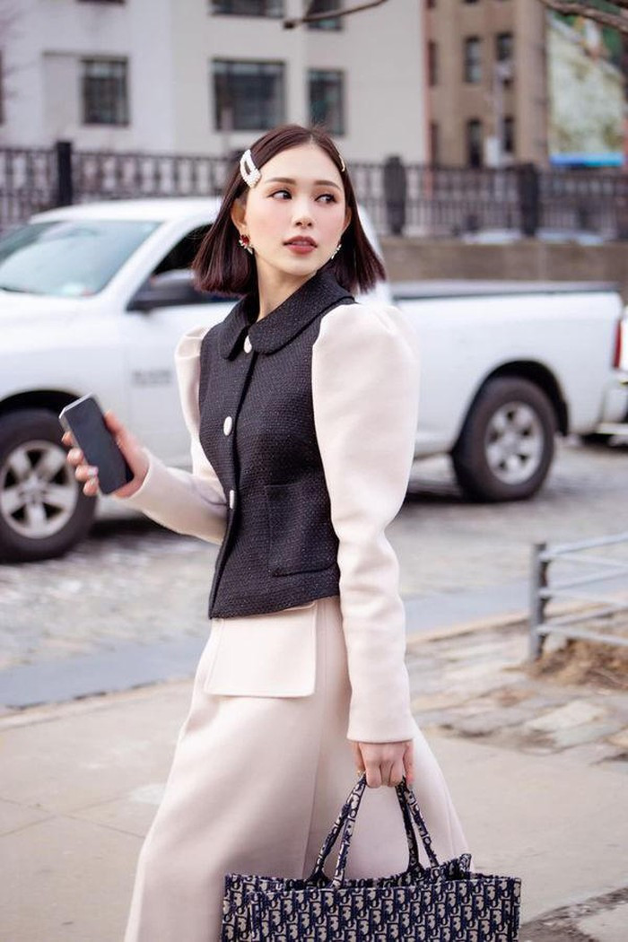 Phong cách ăn mặc của cô luôn toát lên nét tiểu thư, đài các.