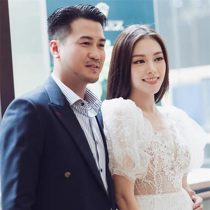 Cặp đôi công khai tình cảm vào tháng 8/2019. Trong suốt thời gian yêu nhau, họ thường xuyên chia sẻ những hình ảnh tình tứ cùng những lời thân mật, ngọt ngào. Chuyện tình cảm của con trai tỷ phú Johnathan Hạnh và bạn gái được nhiều người ủng hộ.