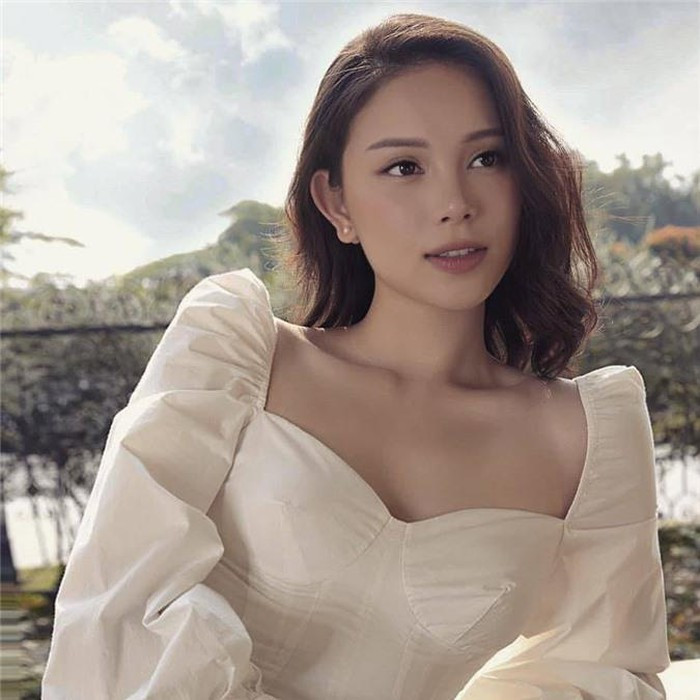 Phong cách thời trang sang chảnh của Linh Rin thu hút người đối diện.