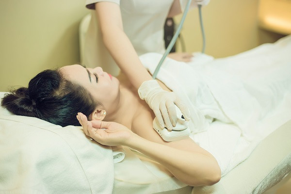 Các biến chứng có thể xảy ra là vấn đề kết quả thẩm mỹ không như mong muốn hay vùng bơm mỡ bị biến dạng méo mó, làm khách hàng không hài lòng. Theo chuyên gia, làm đẹp là nhu cầu chính đáng của mỗi người nhưng vấn đề phải biết lựa chọn cơ sở thẩm mỹ uy tín.