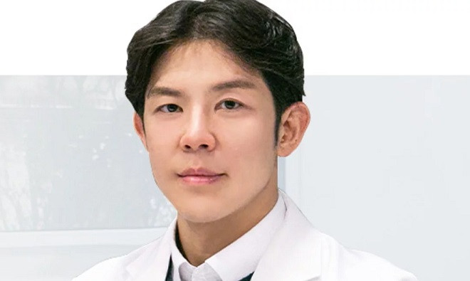 Trước đó, cô Law đã căng da mặt vào ngày 21/1, nhưng đã tử vong vì biến chứng thẩm mỹ vào ngày 28/1, sau khi thực hiện phẫu thuật hút mỡ ở cả cánh tay và xương chậu trên, chuyển mỡ để nâng ngực và tiêm botox trên cả hai bắp chân. Ca phẫu thuật được thực hiện bởi bác sĩ Kim Sung Il (ảnh), người tuyên bố có 10 năm kinh nghiệm làm bác sĩ y khoa và bác sĩ phẫu thuật Jung Tae Gwang và y tá Park Mi Soo hỗ trợ.