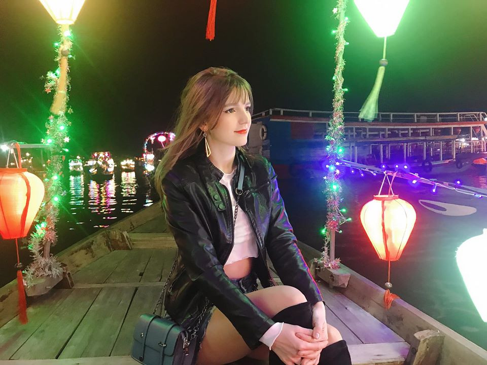 Bài tập mà Alexandra Rud thường xuyên luyện tập là yoga đảo ngược. Các chuyên gia cho rằng khi đảo ngược cơ thể máu dễ dồn lên mặt nhiều hơn, oxy được bổ sung cho da giúp chống lão hóa. Da sẽ trở nên mịn màng và ít nếp nhăn hơn.