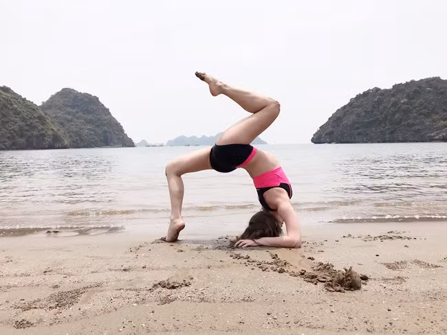 Một trong những bộ môn luyện tập yêu thích của Alexandra Rub chính là yoga. Trên trang cá nhân của Alexandra Rud có chia sẻ một số hình ảnh tập yoga.