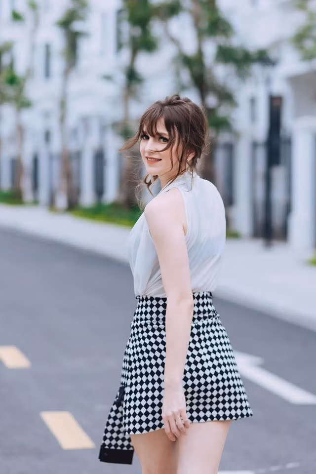 Được biết, Alexandra Rub sinh năm 1993 đến từ thành phố Zaporizhia, Ukraina, hiện làm DJ ở Hà Nội. Không chỉ có một gương mặt đẹp như thiên thần, người đẹp 27 tuổi còn có một thân hình nóng bỏng, gợi cảm.