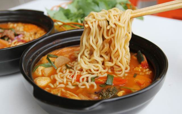 Vị cay nồng các loại ớt, mằn mặn của nước dùng, hương thơm dậy mùi của kim chi hòa cùng sắc đỏ của ớt, màu xanh của rau, trắng của nấm… tạo nên tô mì cay không chỉ thơm ngon mà còn đẹp mắt.