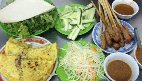 Bánh xèo: Những buổi chiều mưa bay rả rích, những chiếc bánh xèo nóng giòn, vàng ươm ăn kèm với rau sống cùng chén nước chấm được pha chế đậm đà luôn là món ăn hấp dẫn.