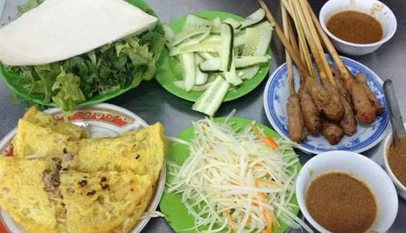 Bánh xèo: Những buổi chiều mưa bay rả rích, những chiếc bánh xèo nóng giòn, vàng ươm ăn kèm với rau sống cùng chén nước chấm được pha chế đậm đà luôn là món ăn hấp dẫn.