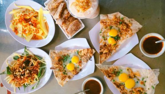 Bánh kẹp: Chiều mưa Đà Nẵng, những chiếc bánh kẹp giòn tan là món ăn vặt đặt trưng của ẩm thực hẻm Đà Thành. Từ các nguyên liệu quen thuộc như bánh tráng dừa, trứng cút, bò khô, hành lá, patê… món bánh kẹp được chế biến thành nhiều loại khác nhau, có loại giòn, loại dẻo, cuốn hay ốp la…