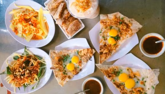 Bánh kẹp: Chiều mưa Đà Nẵng, những chiếc bánh kẹp giòn tan là món ăn vặt đặt trưng của ẩm thực hẻm Đà Thành. Từ các nguyên liệu quen thuộc như bánh tráng dừa, trứng cút, bò khô, hành lá, patê… món bánh kẹp được chế biến thành nhiều loại khác nhau, có loại giòn, loại dẻo, cuốn hay ốp la…