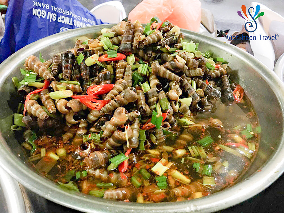 Ở khắp các con phố Đà Nẵng, bạn có thể dễ dàng tìm thấy những quán ốc với sự phong phú về chuẩn loại cũng như những đa dạng về cách chế biến: ốc đinh xào dừa, ốc giấy trộn, ốc bươu nướng mắm gừng, ốc gai hấp – xào… Giá cả của các hàng ốc ở Đà Nẵng cũng rất “hạt dẻ". Ảnh: Internet.