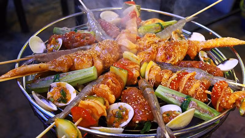 Món nướng: Mùa mưa là dịp để những món nướng lên ngôi. Cứ tưởng tượng cảnh ngồi quanh bếp nướng đỏ rực lửa, vừa thổi phù phù miếng thịt mới nướng rồi nhai ngấu nghiến và cảm nhận vị ngọt tự nhiên đang tan dần trong miệng, thì chỉ muốn đi ngay và luôn.