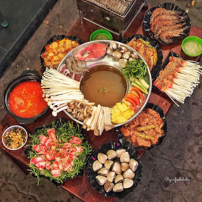 Ở thành phố biển xinh đẹp này lẩu cũng có rất nhiều kiểu đa dạng. Ai là những “tín đồ” của lẩu thì không thể bỏ qua những loại này: lẩu hải sản ngọt lịm, lẩu Thái chua cay, lẩu cá kèo lá giang chua thanh, lẩu vịt nấu chao đậm đà beo béo…