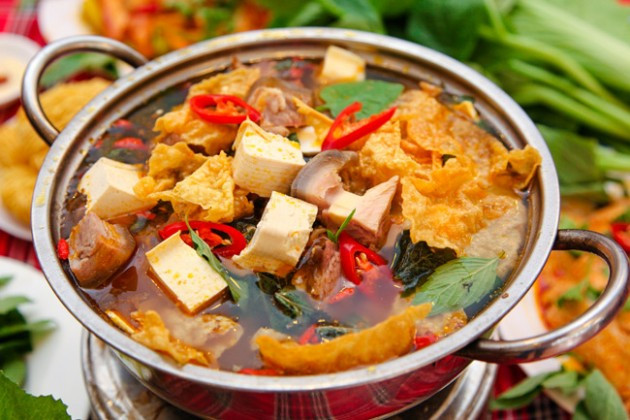 Các món lẩu: Những ngày se lạnh ngồi quay quần cùng nhau bên nồi lẩu đang sôi, khói bốc nghi ngút là thú vui ấm cúng được ưa chuộng của người Đà Nẵng.