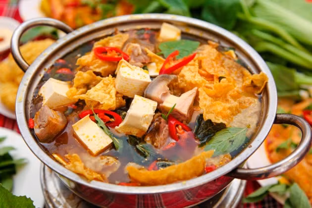 Các món lẩu: Những ngày se lạnh ngồi quay quần cùng nhau bên nồi lẩu đang sôi, khói bốc nghi ngút là thú vui ấm cúng được ưa chuộng của người Đà Nẵng.