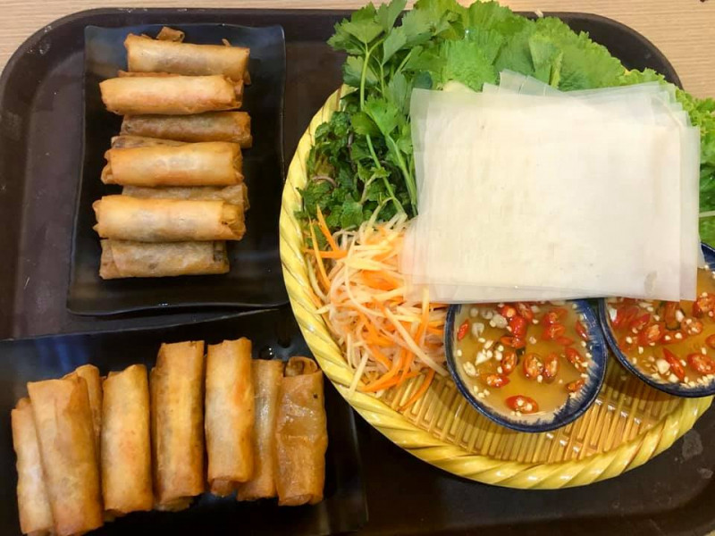 Ram cuốn cải là món ăn vặt được xếp vào top được chuộng nhất ở Đà Nẵng vào những ngày mưa. Đây là món ăn có vị giòn giòn, cay cay, khi cuốn với lá cải xanh, ram béo ngậy có chút đăng đắng, chút cay nồng và khi “đi” cùng nước chấm chua ngọt bỗng trở nên rất vừa miệng và hấp dẫn.