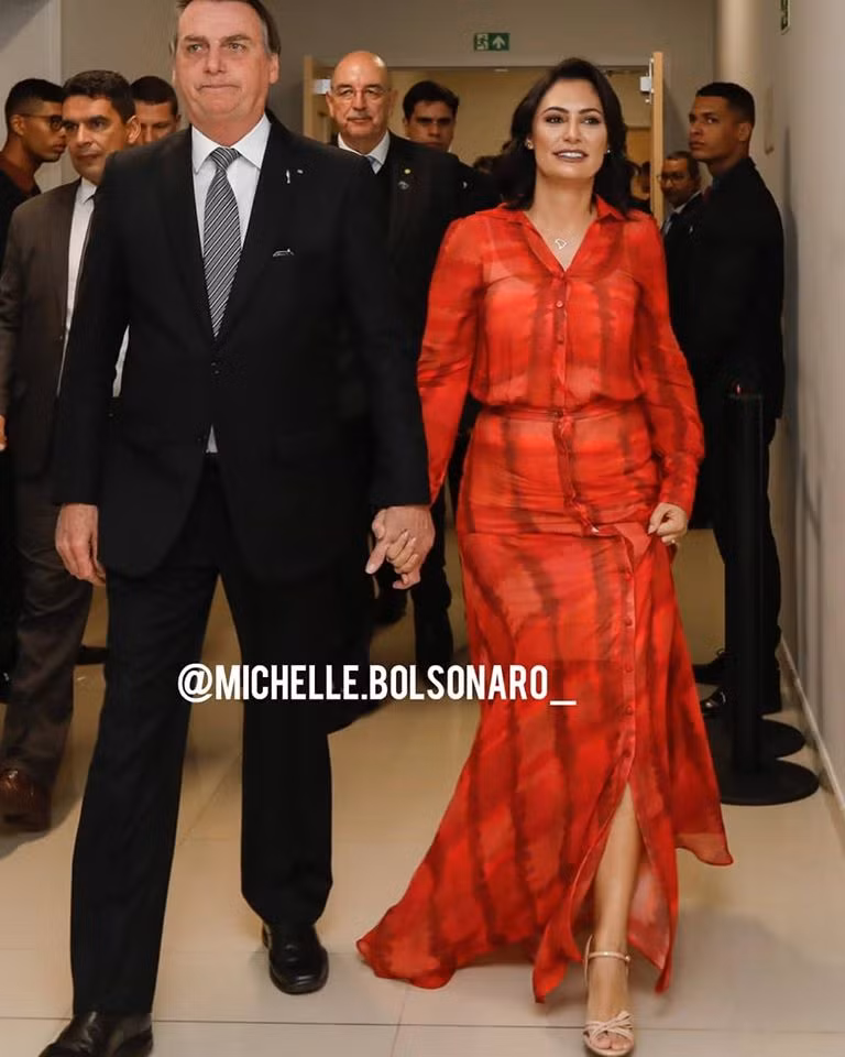Bà Michelle Bolsonaro luôn biết cách chọn trang phục tinh tế phù hợp với từng hoàn cảnh.