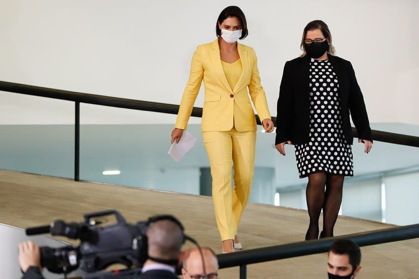 Đệ nhất phu nhân 38 tuổi trông rất thời thượng khi diện cả "cây" đồ màu vàng từ trong ra ngoài.