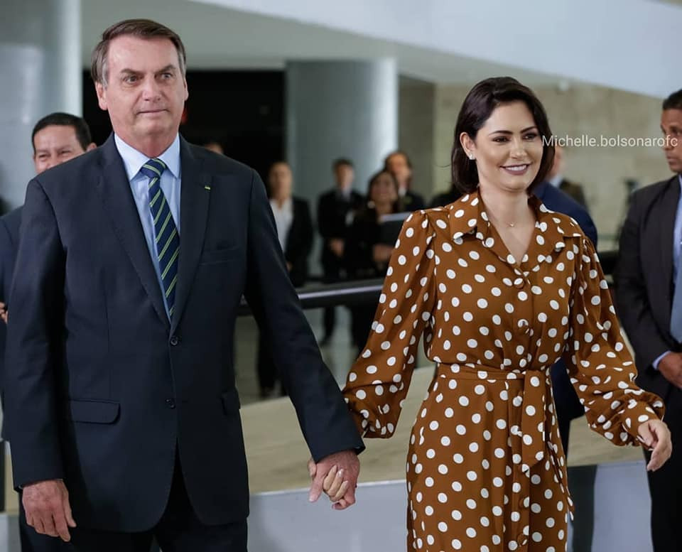 Lần khác, bà chọn một chiếc đầm chấm bi cổ đức có điểm nhấn thắt eo vừa thanh lịch vừa nữ tính.