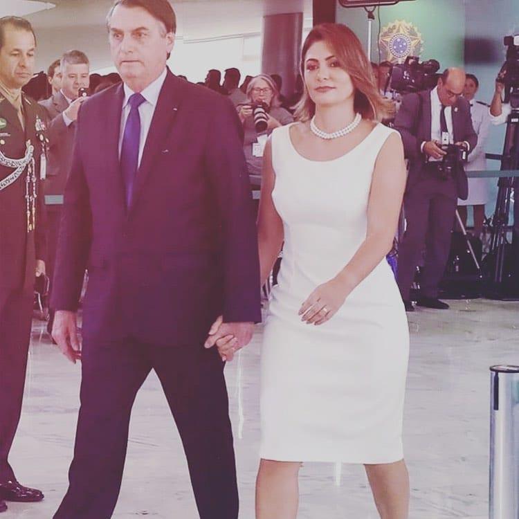 Khi tới các sự kiện quan trọng cùng chồng, Đệ nhất phu nhân Brazil ăn mặc sang trọng với chiếc đầm trắng phối cùng vòng cổ ngọc trai.