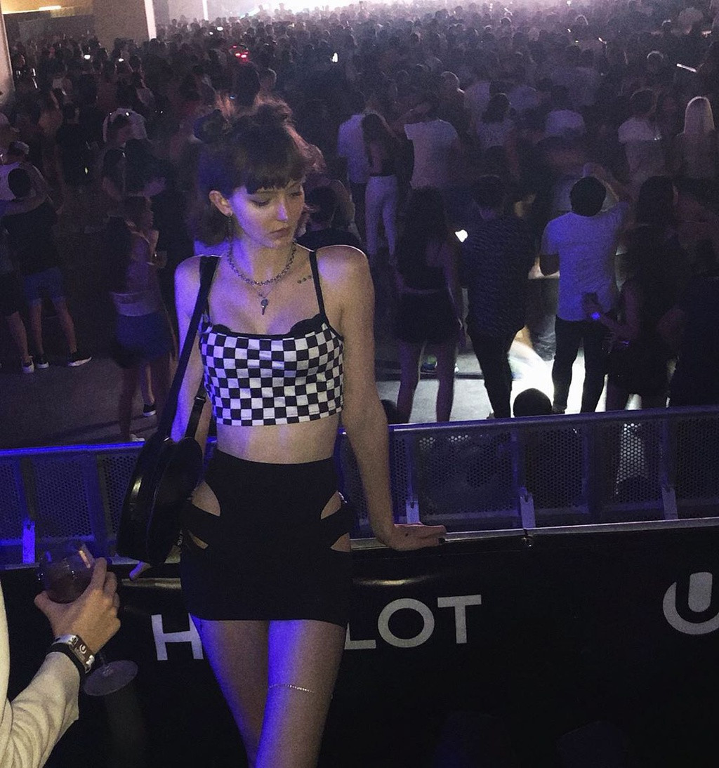 Cô nàng cũng thể hiện sự tinh tế của mình thông qua việc lựa chọn trang phục phù hợp với từng địa điểm.