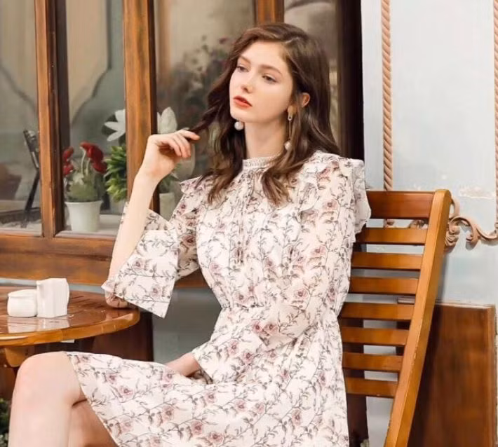 Đầm hoa nhấn bèo tôn lên sự ngây thơ và nữ tính của người đẹp 20 tuổi.