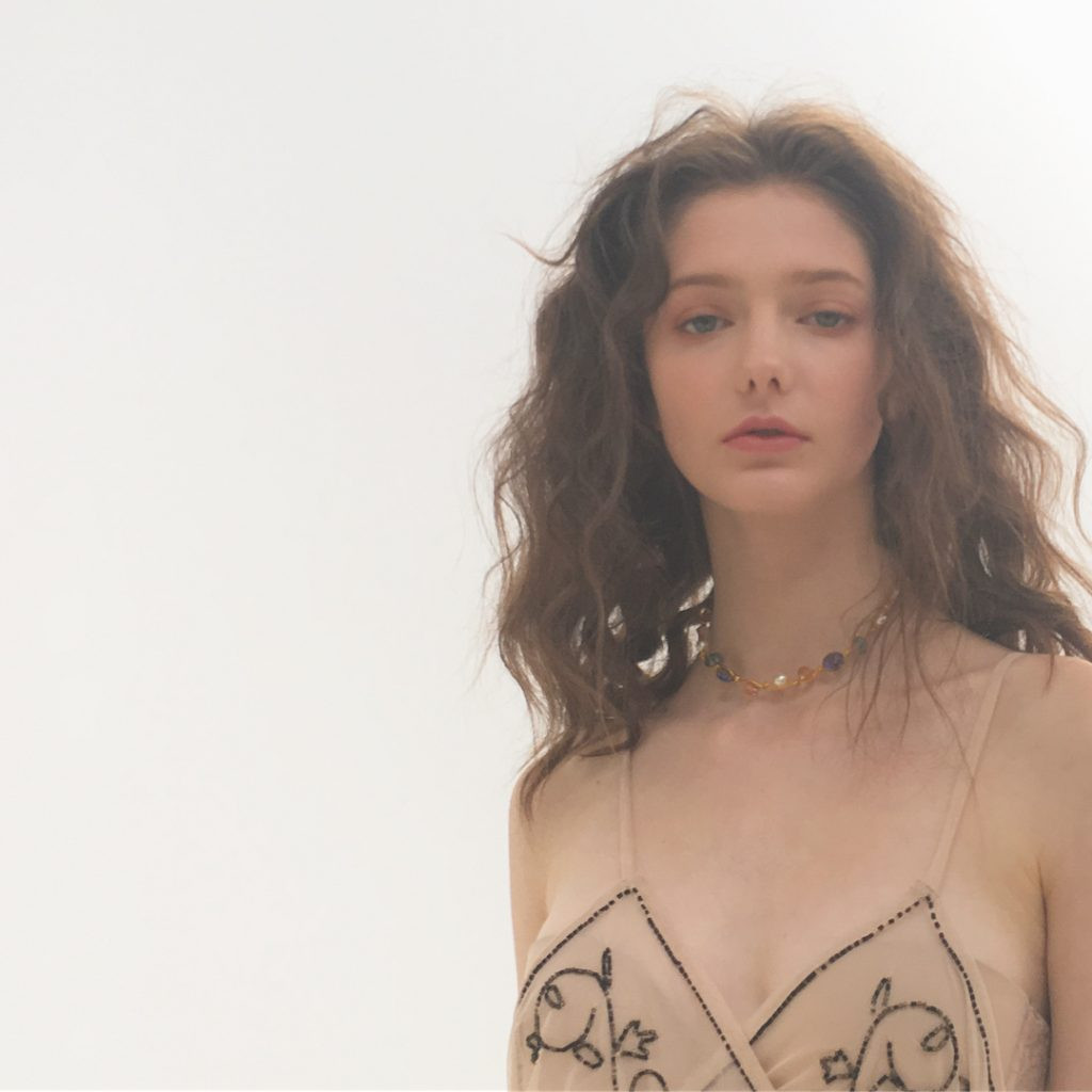 Hiện tại, cô chủ yếu làm việc tại Đài Loan, Trung Quốc. Với thân hình "mình hạc xương mai", 9X thường xuyên được mời làm mẫu cho các nhãn hàng thời trang, mỹ phẩm.