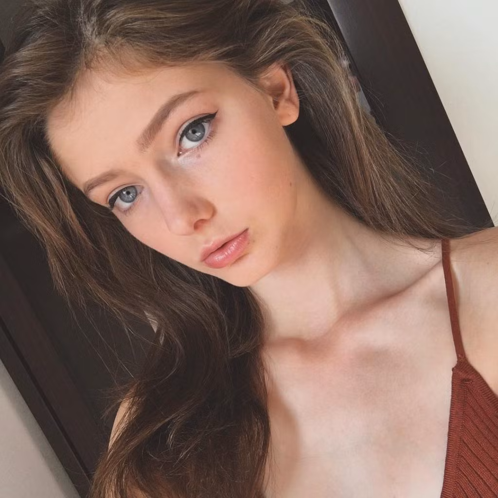 Chân dài 20 tuổi thường lăng xê những mẫu váy ngắn, áo hai dây ôm sát cơ thể để khoe đường cong quyến rũ và chân thon dài.