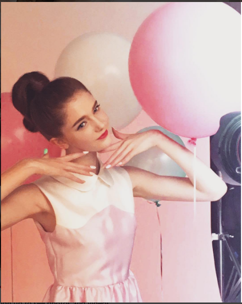 Vẻ ngây thơ, trong sáng của Savanna Blade khá hợp với những trang phục đơn giản, nữ tính. Ảnh: Internet. Video "Minh Hằng chia sẻ về phong cách thời trang". Nguồn: VTC.